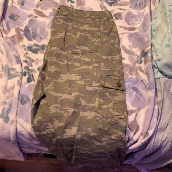 Faded Glory *size 16* Women's camo capris - Picture 3 of 4